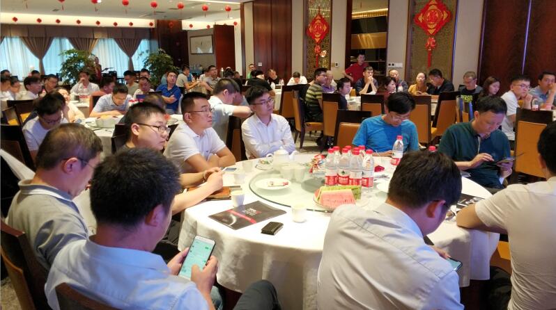 现场观众对尊龙凯时登录首页质量智能解决方案的热情
