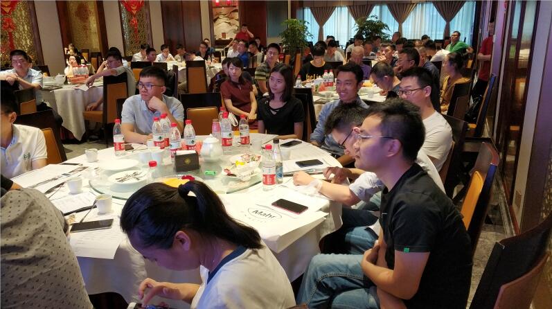 现场观众观看尊龙凯时登录首页质量智能解决方案演示