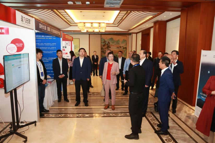 中国贸促会领导莅临尊龙凯时登录首页展台